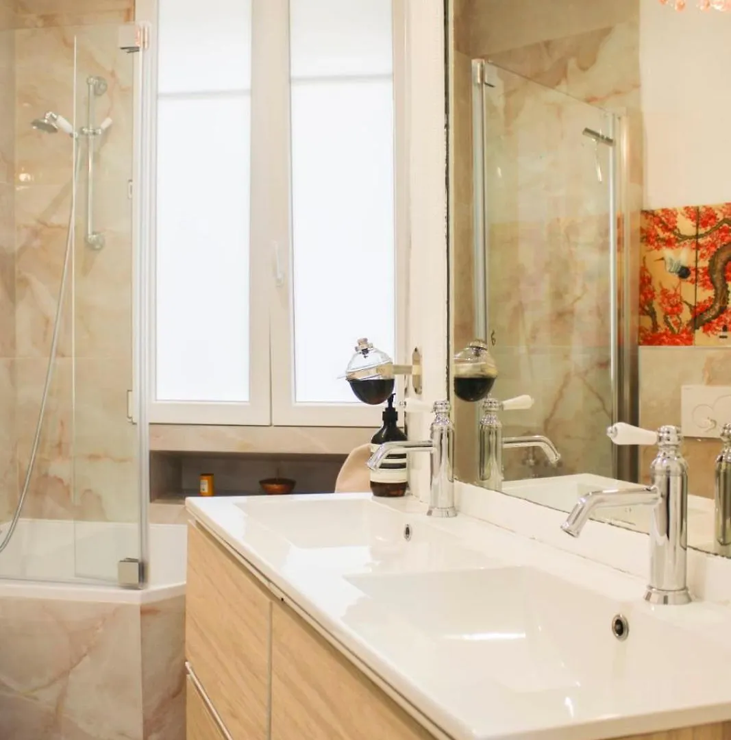 Bright Apartment With View And Comfort Paris France