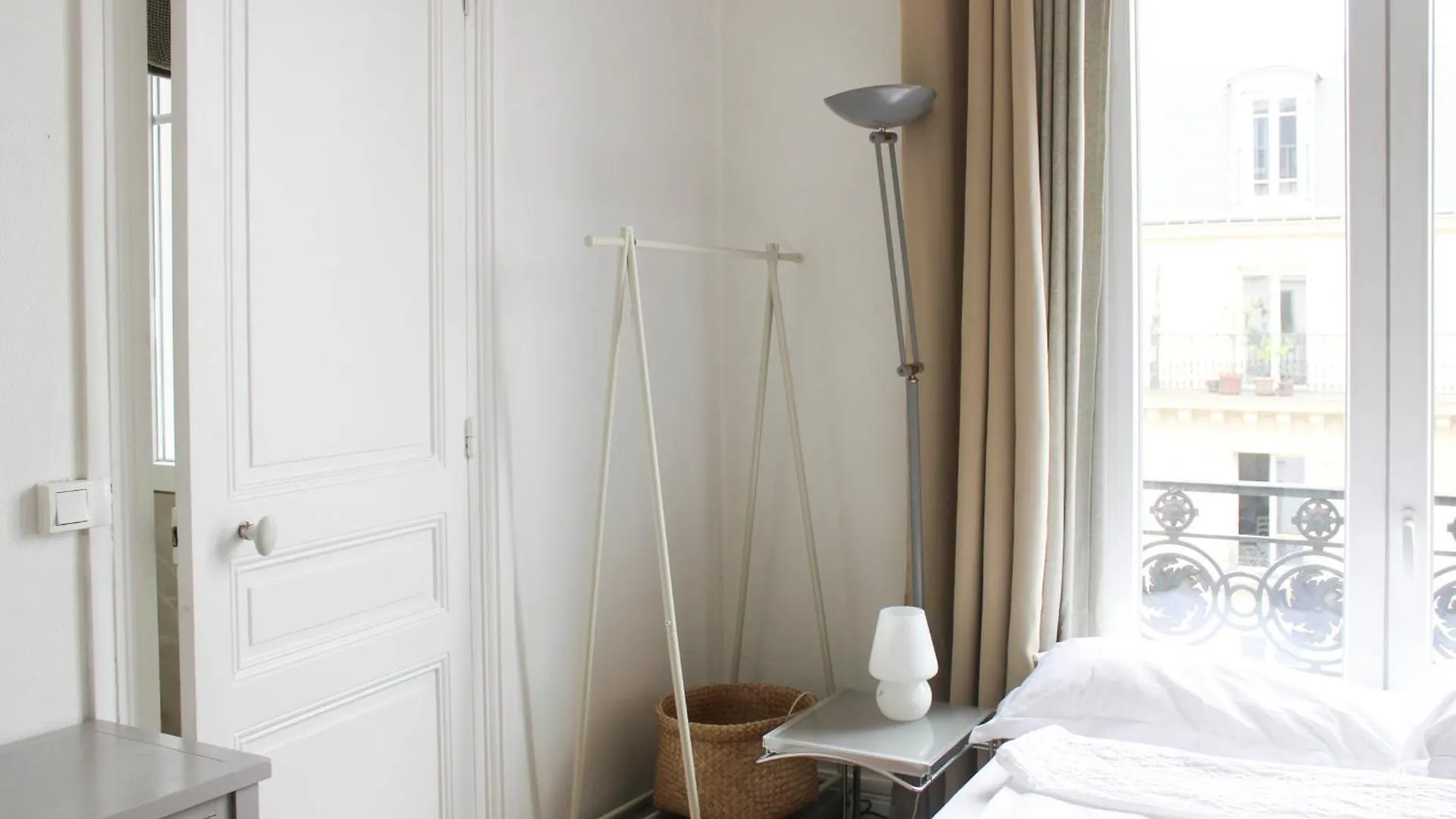 Bright Apartment With View And Comfort Paris