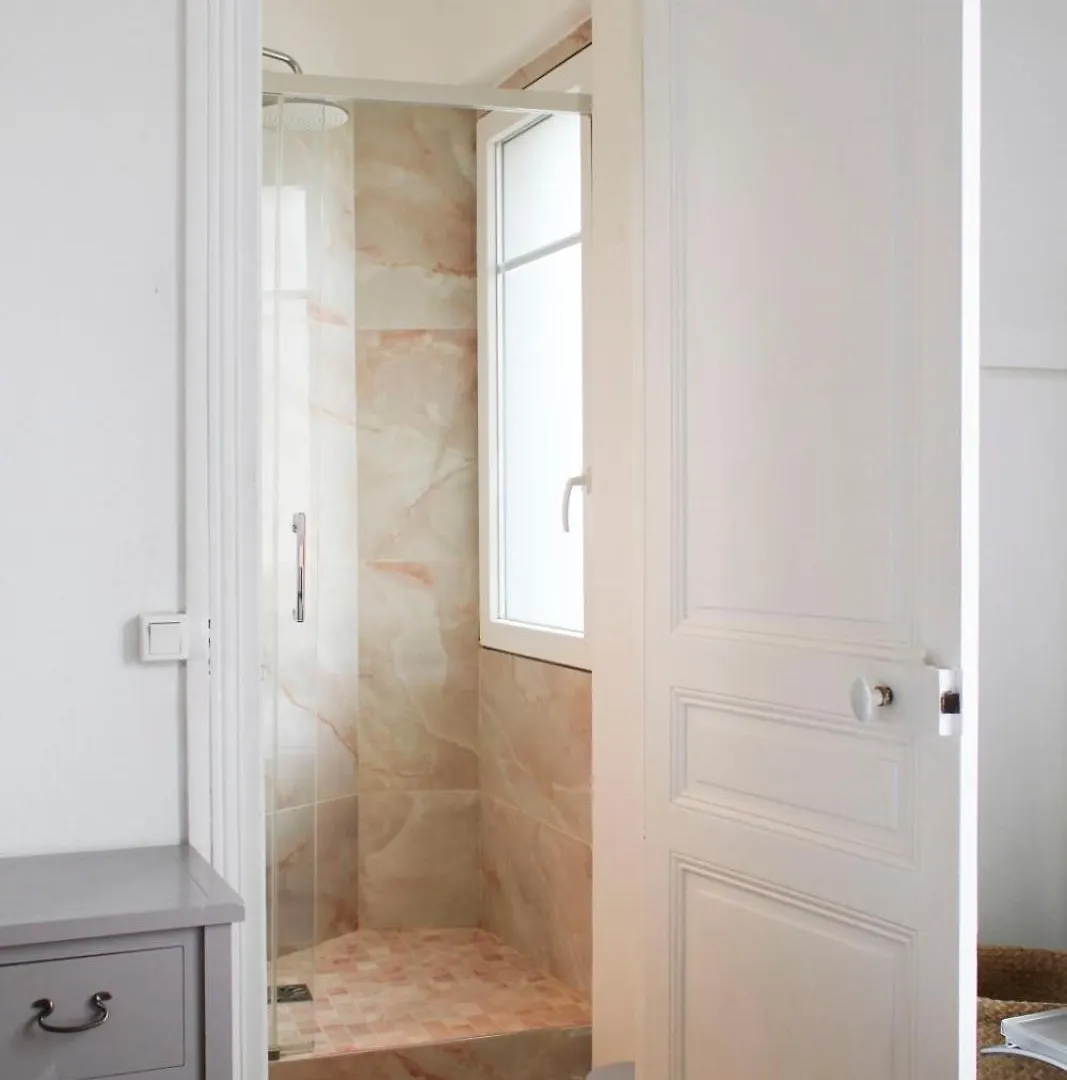 Bright Apartment With View And Comfort Paris