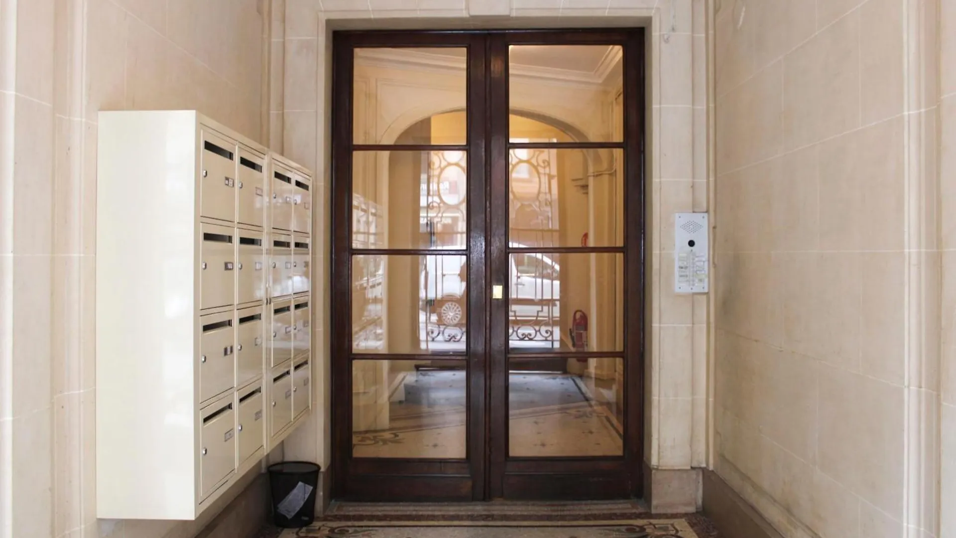 Bright Apartment With View And Comfort Paris France