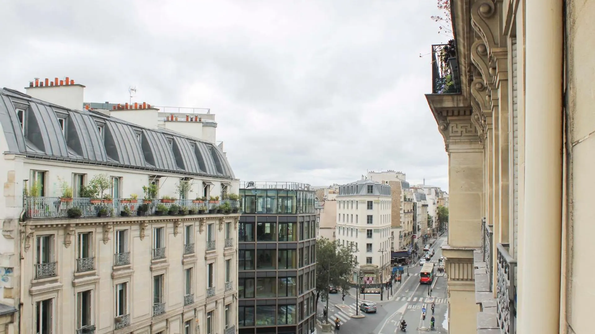 Bright Apartment With View And Comfort Paris France